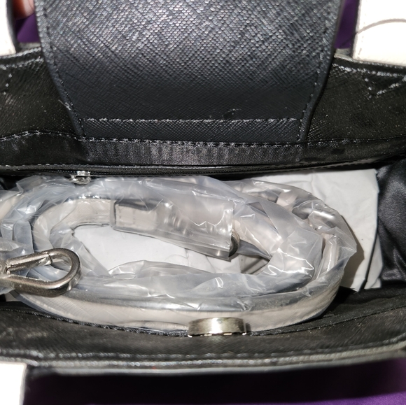 Guess Brand Purse. NWT - Picture 8 of 9